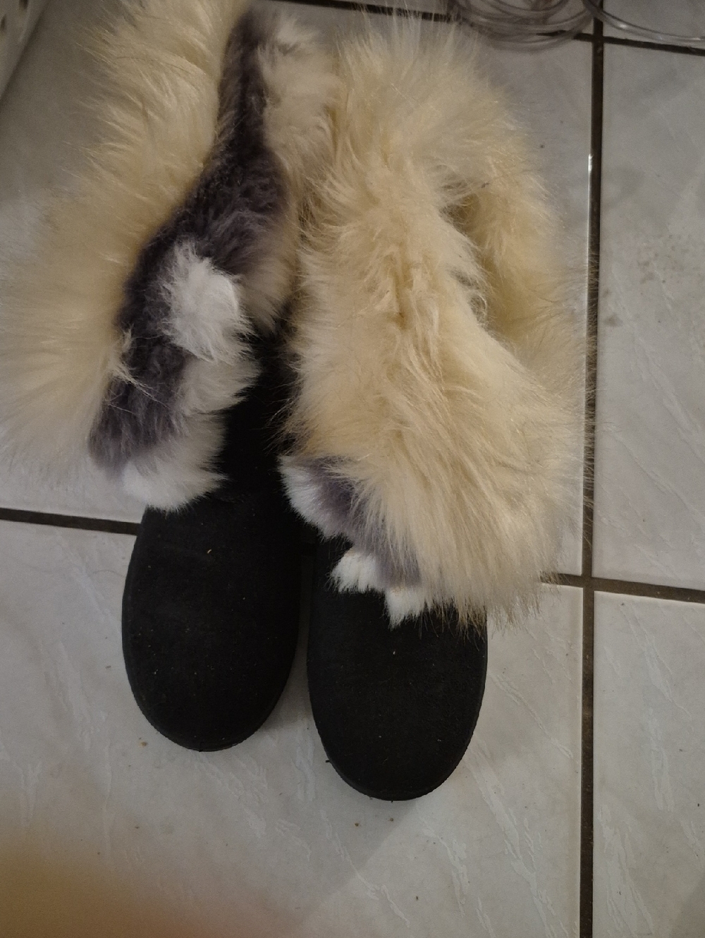 Cozy Women's Black Suede Winter Boots with Cream Fur Trim
